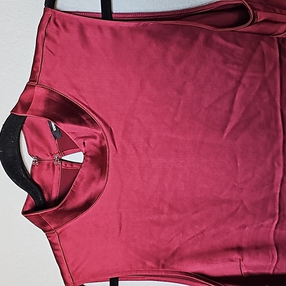 Express NWT Workplace Siren deep red Mock neck satin sleeveless blouse large - Picture 2 of 7